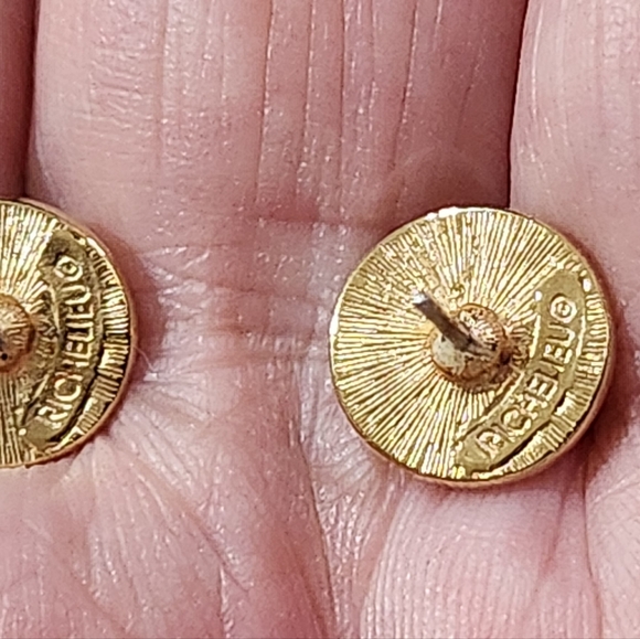 RICHELIEU Faux Pearl Stud Earrings - Picture 9 of 11